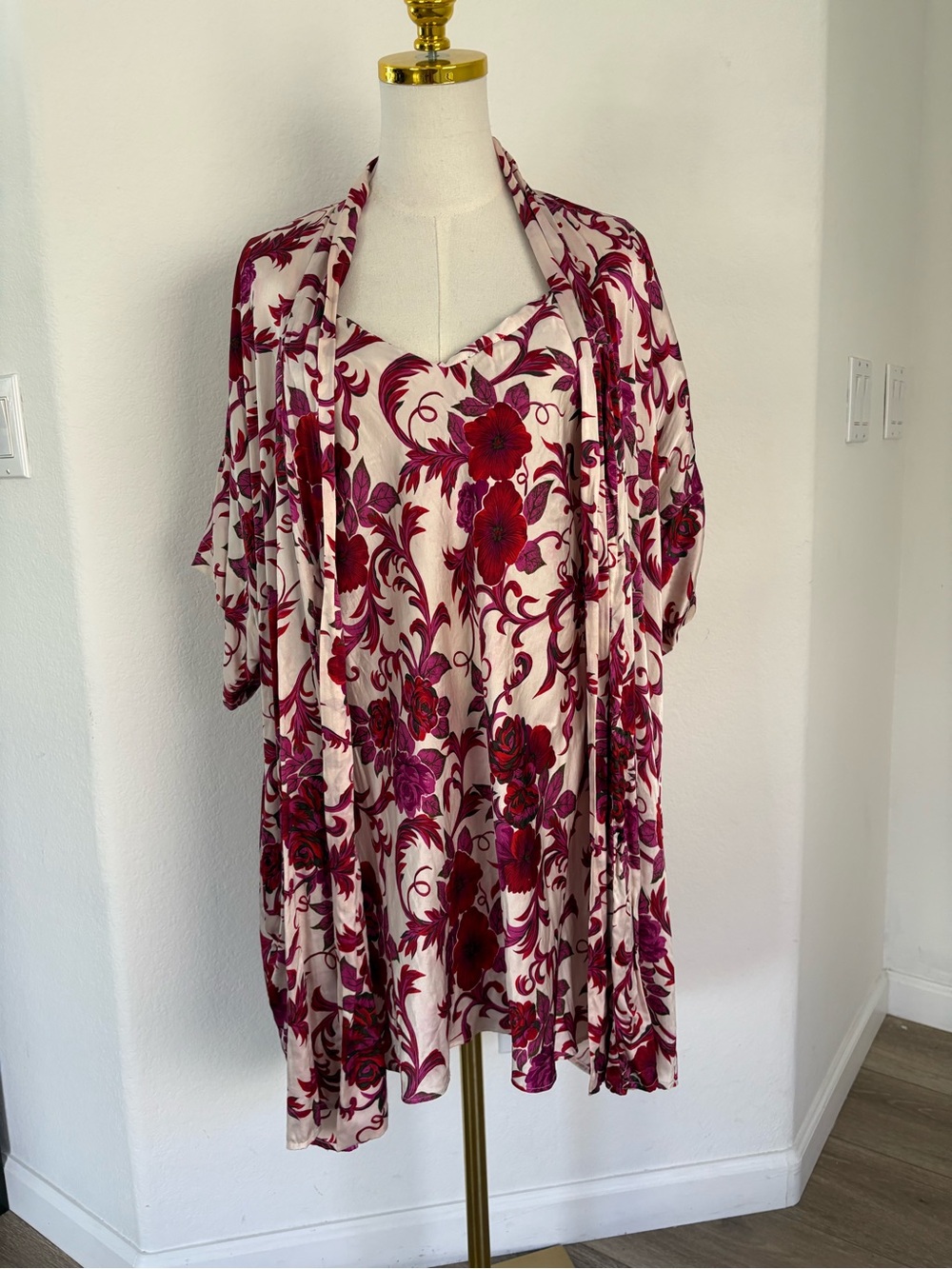 Women’s Floral V-Neck Flowing Top in Cream and Magenta